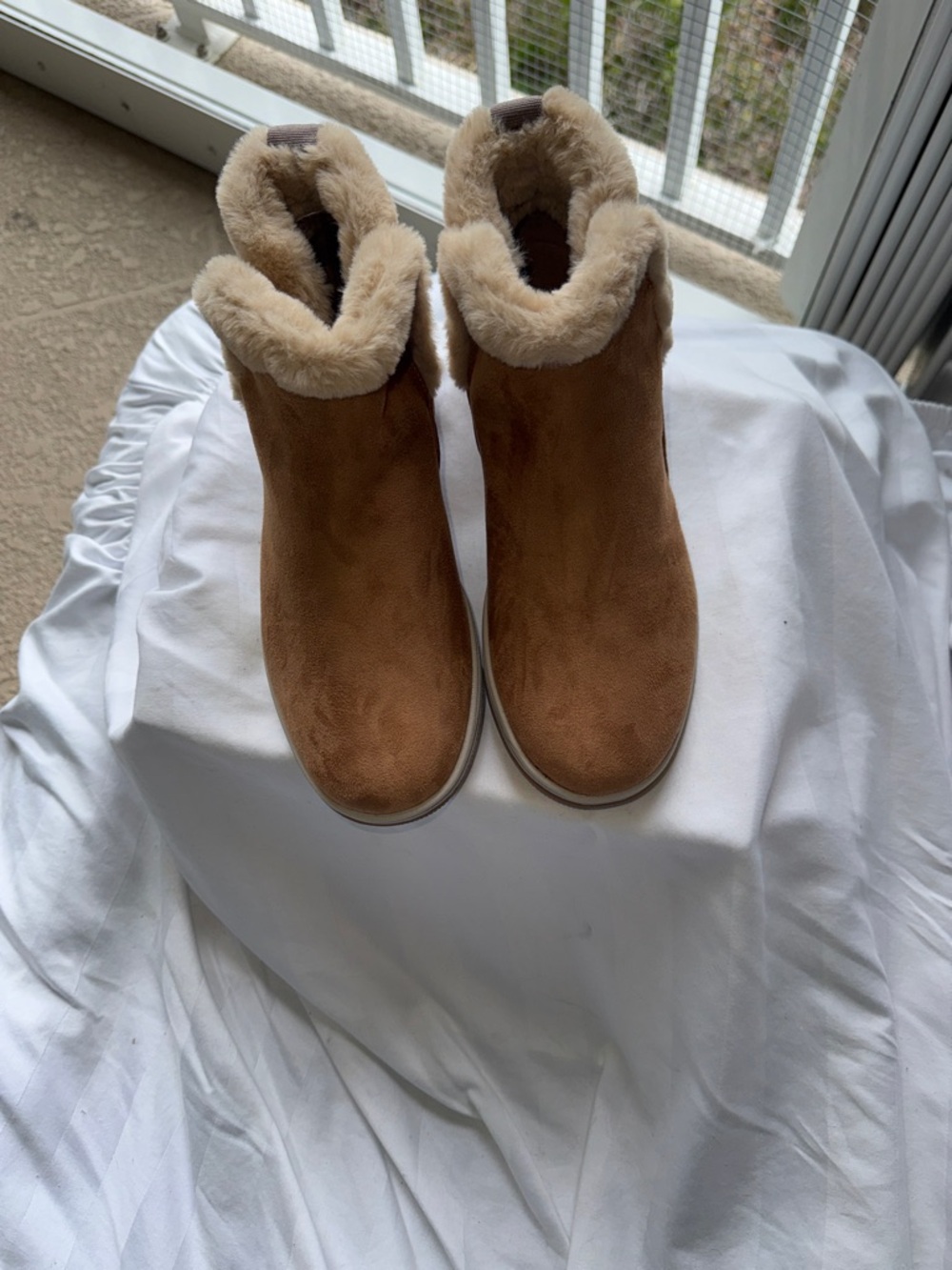 MWOT - Clarks  Cloud Steppers, Women’s Fur Ankle Booties. Size: 8.5 Med.